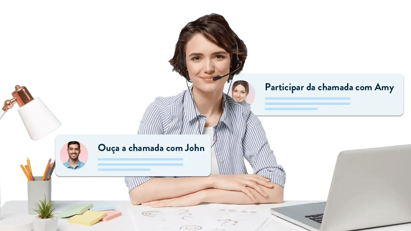 Formador de serviço ao cliente com auscultadores na secretária, com opções para participar na chamada com a Amy ou ouvir a chamada com o John, material de escritório e computador portátil visível.