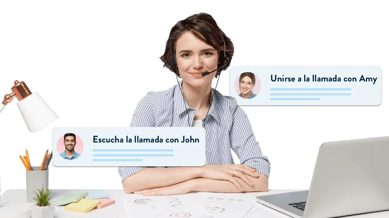 Formador de atención al cliente con auriculares en el escritorio, con opciones para unirse a la llamada con Amy o escuchar la llamada con John, material de oficina y portátil visibles.